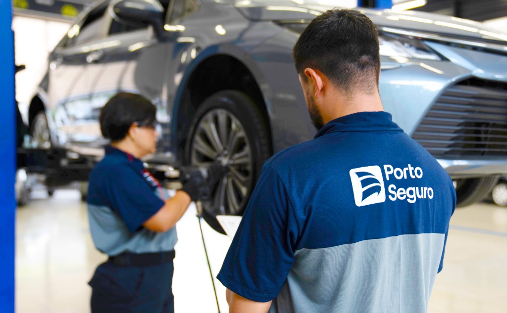 Equipe em atendimento no Centro Automotivo da Porto